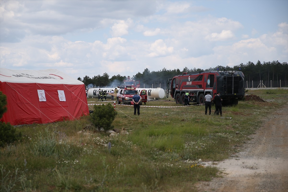 Kastamonu Havalimanı'nda uçak kazası tatbikatı gerçekleştirildi.