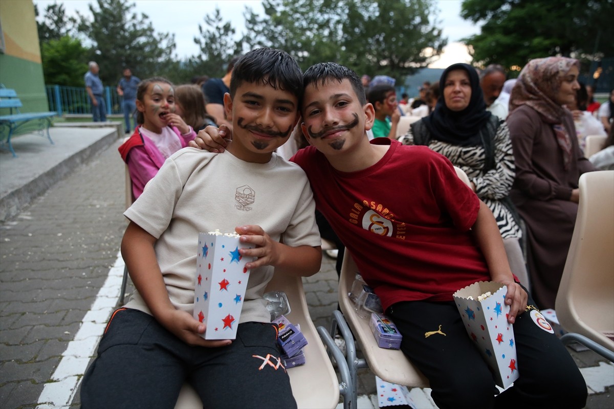 Kastamonu Üniversitesi öğrencilerinden oluşan "Belki de Sensin Topluluğu" üyeleri, bir okulun...