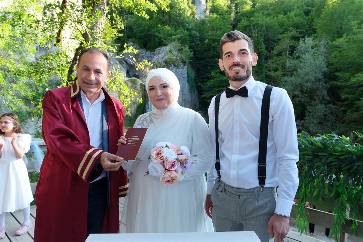Kastamonulu çiftin nikahı Pınarbaşı ilçesindeki Ilıca Şelalesi'nde kıyıldı. Çiftin nikahını...