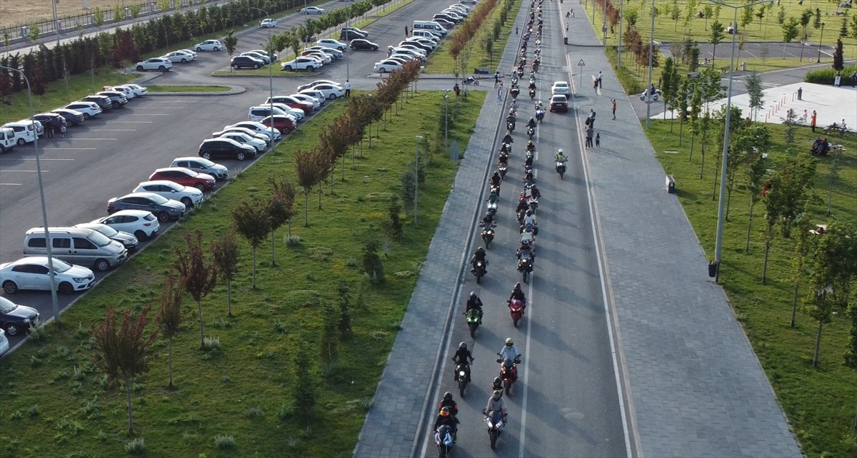 Kayseri'de 150 kişiden oluşan motosiklet grubu, uyuşturucuyla mücadeleye dikkati çekmek için...