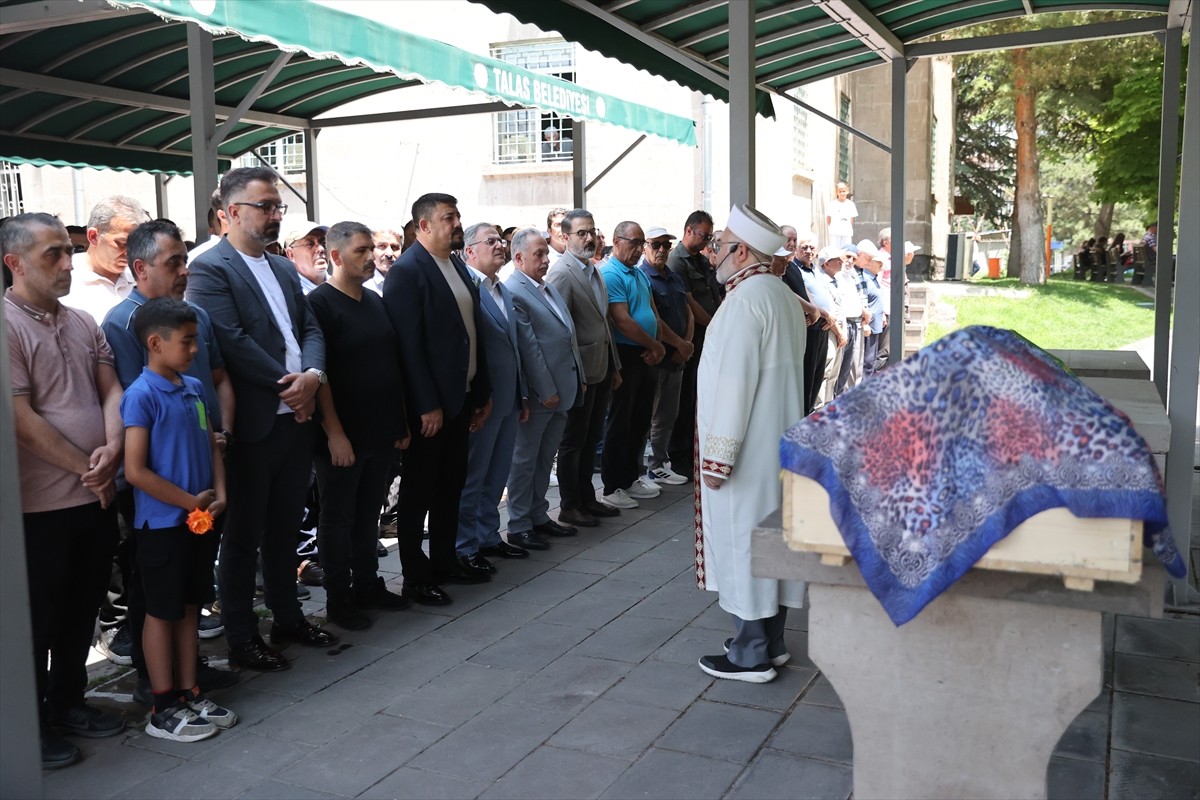 Kayseri'de Kırım Kongo Kanamalı Ateşi (KKKA) şüphesiyle tedavi gören 39 yaşındaki 3 çocuk annesi...