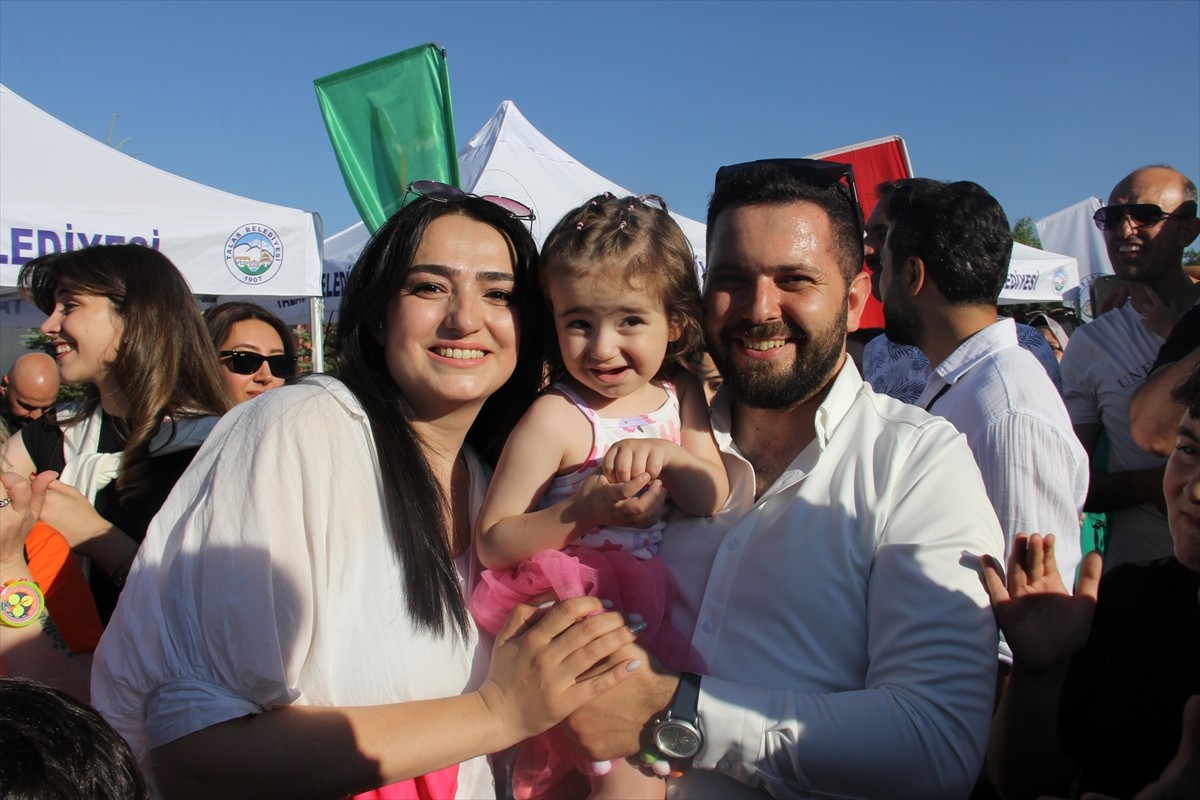 Kayseri'nin Talas ilçesinde çocukluk çağı kanserini (nöroblastom) yenen 3 yaşındaki Deniz...