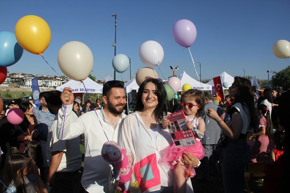 Kayseri'nin Talas ilçesinde çocukluk çağı kanserini (nöroblastom) yenen 3 yaşındaki Deniz...