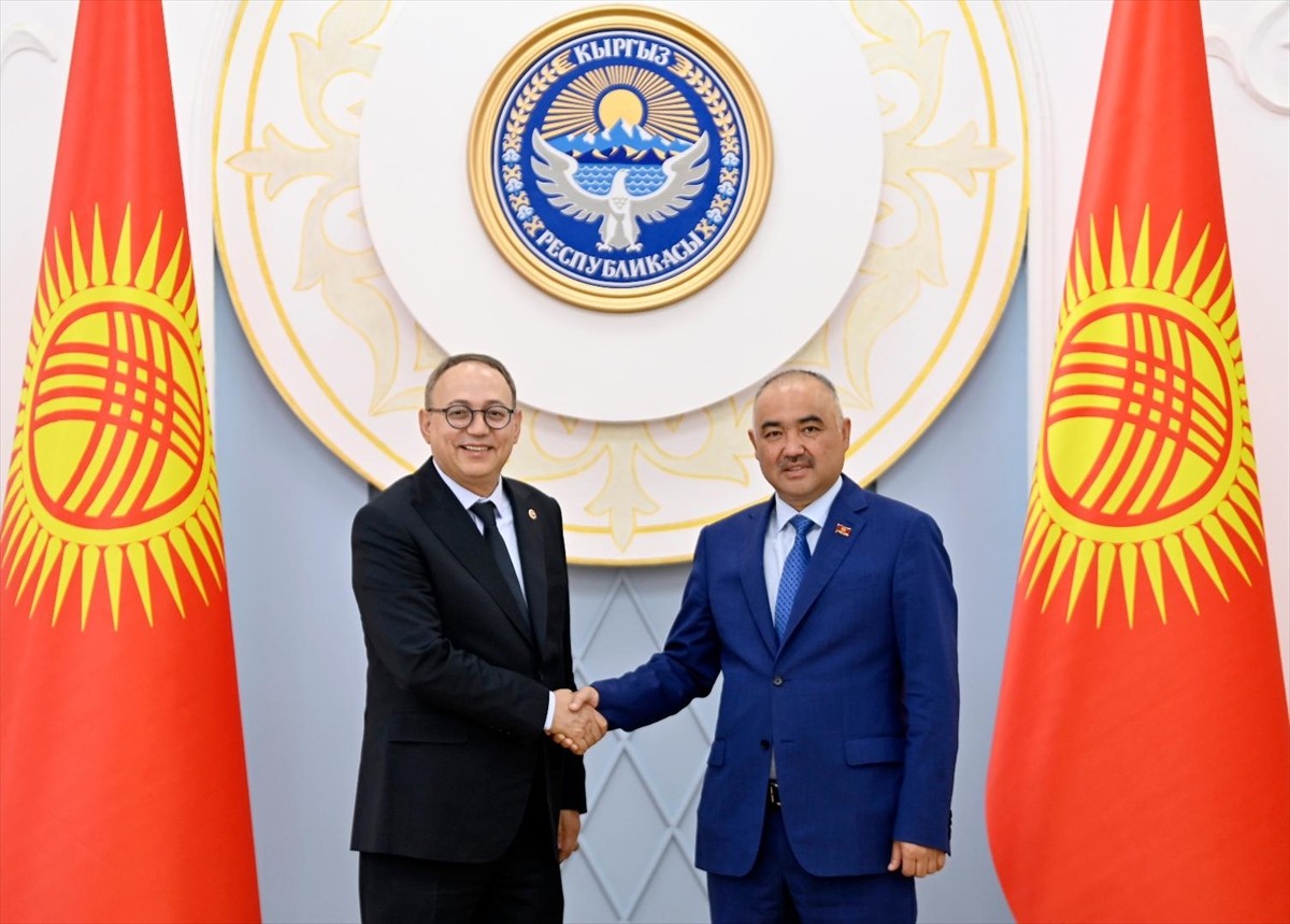 Kırgızistan Meclisi Başkanı Nurlanbek Turgunbek Uulu (sağda), Türkiye merkezli Cengiz Aytmatov...