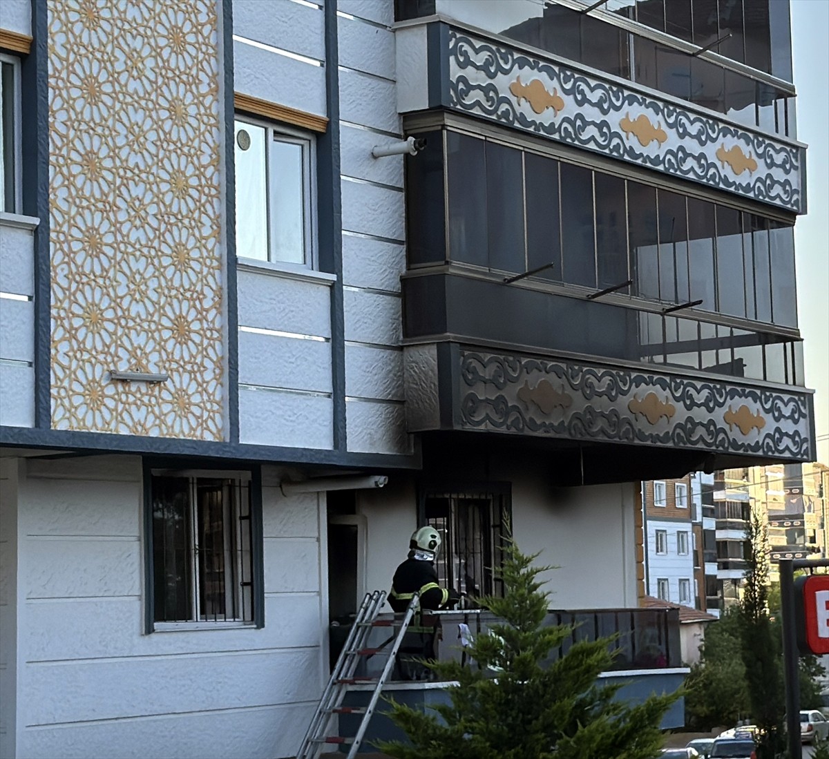 Kırıkkale'de 3 katlı apartmanda çıkan yangında dumandan etkilenen 8 kişiye müdahale edildi.