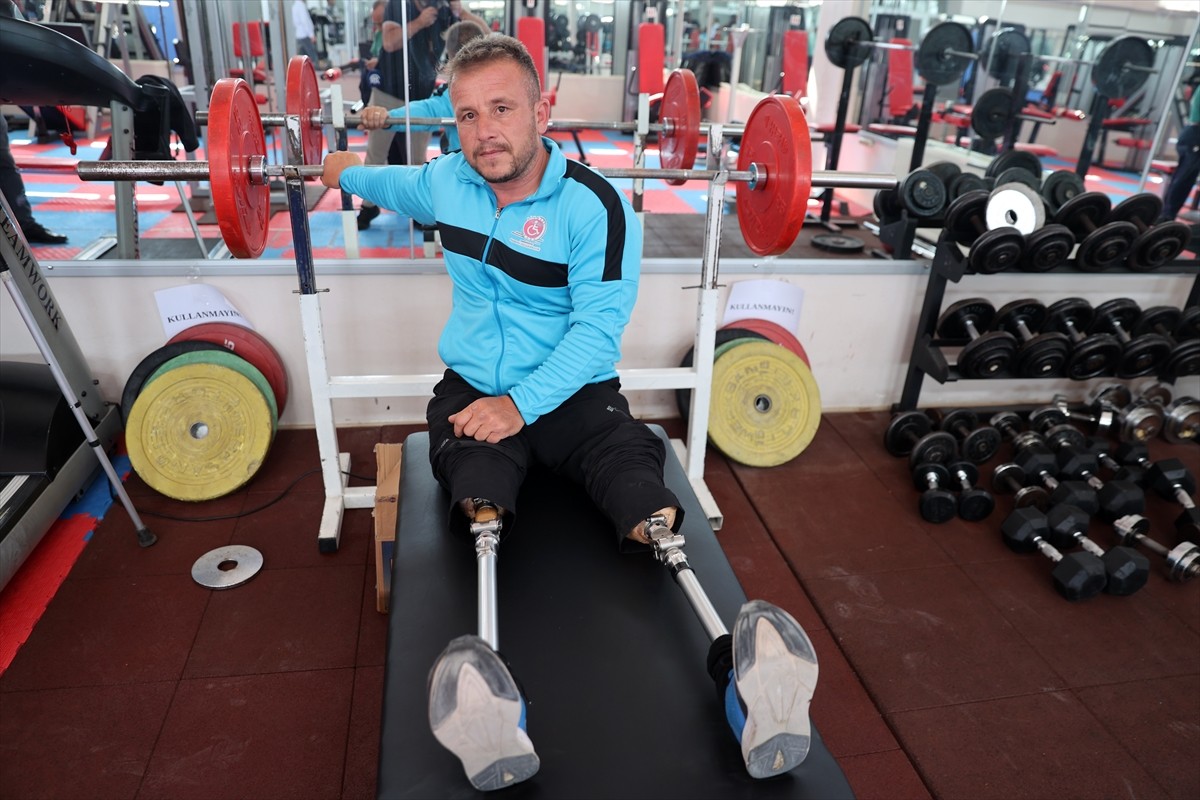 Kırıkkale'de düzenlenen Bedensel Engelliler Türkiye Halter Şampiyonası'nda birincilik elde eden...