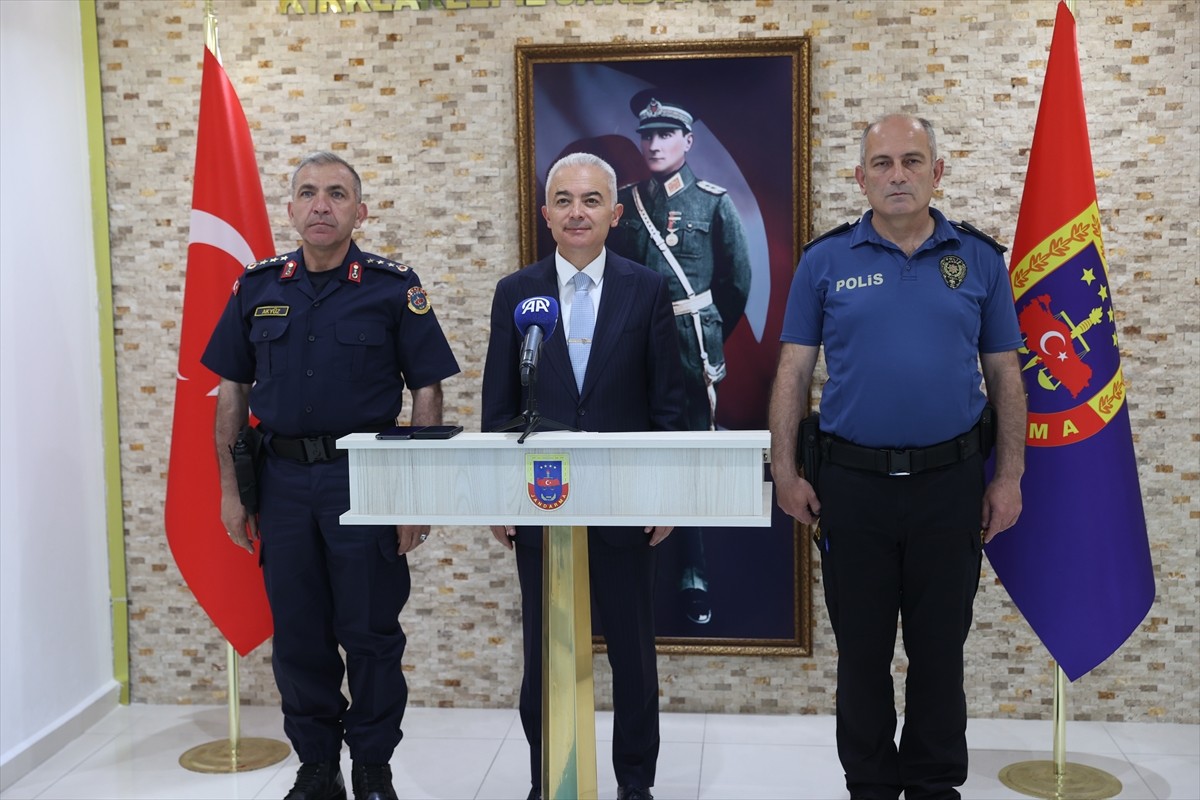 Kırklareli Valisi Uğur Turan, İl Jandarma Komutanlığında düzenlediği Asayiş Basın Bilgilendirme...