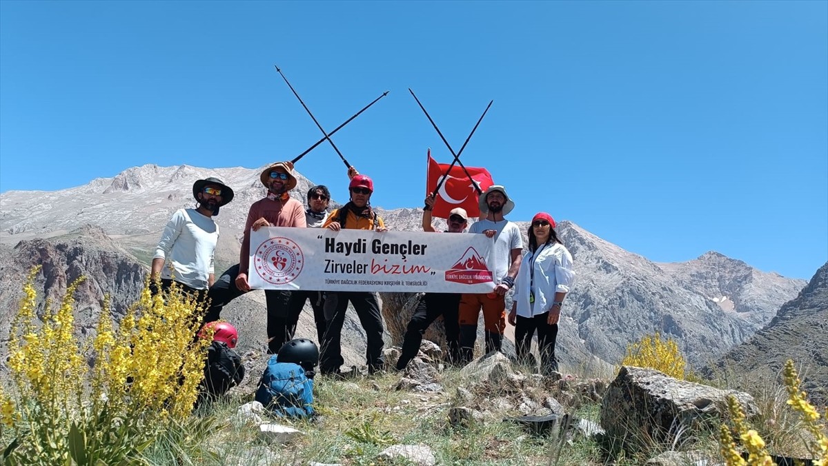 Kırşehirli dağcılara, Niğde Aladağlar'da temel kamp eğitimi verildi. Uygulamalı eğitimler için...
