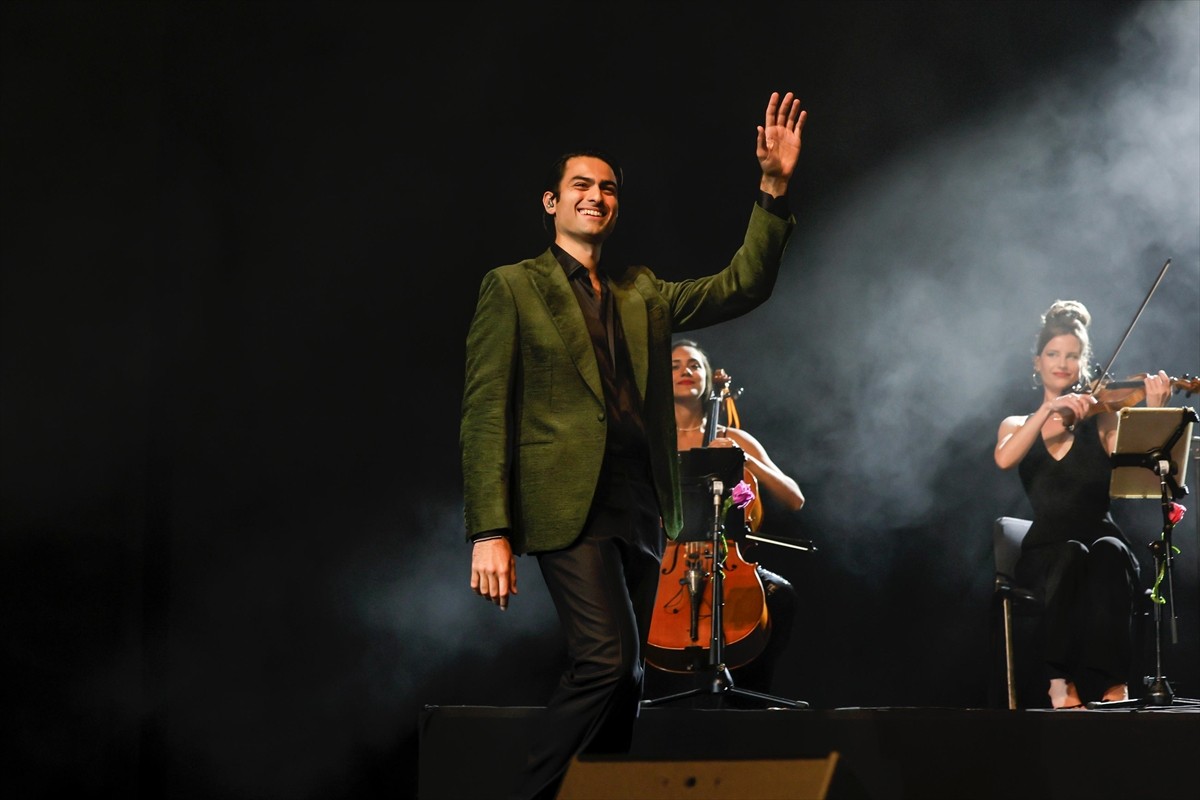  Klasik ve modern pop müziği bir araya getiren sanatçı Matteo Bocelli, "Summer Nights" turnesi...