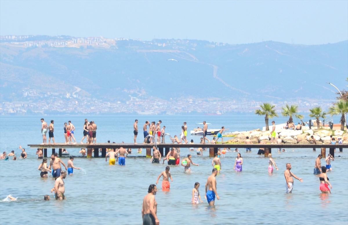 Kocaeli'de Kurban Bayramı tatilini fırsat olarak değerlendirenler sahillerde serinlemeye çalıştı....