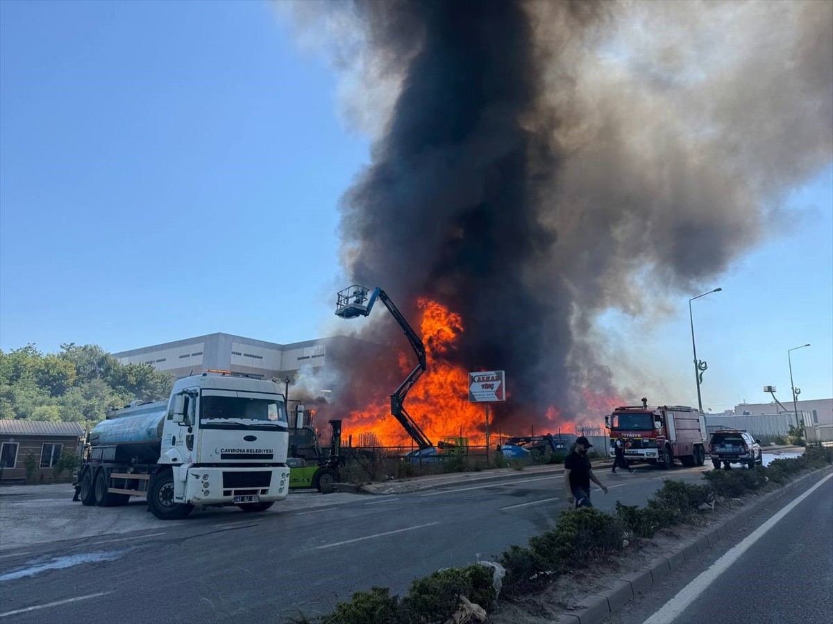 Kocaeli'nin Çayırova ilçesinde palet fabrikasında çıkan yangın söndürülmeye...