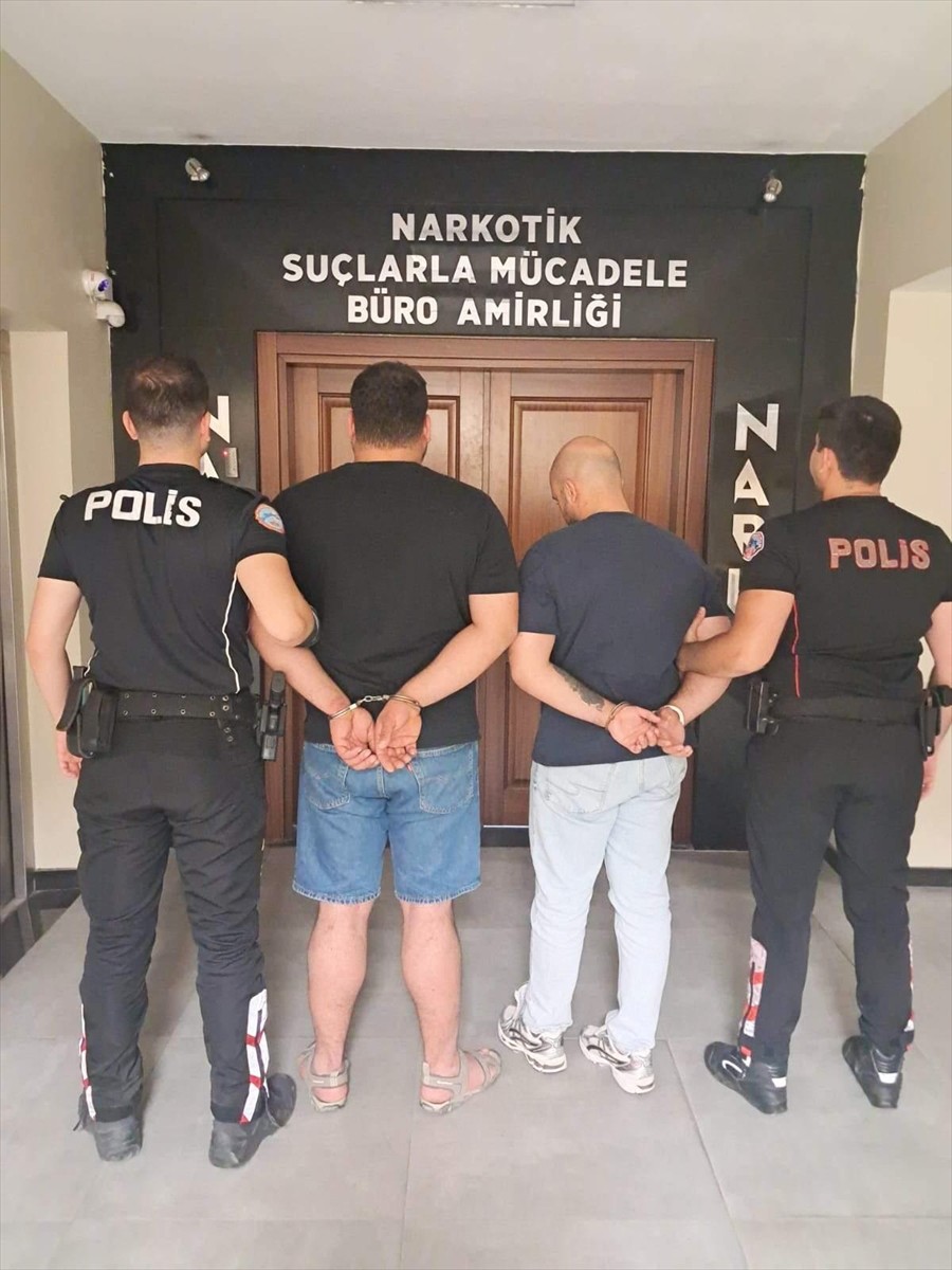 Kocaeli'nin Darıca ilçesinde şüphe üzerine durdurulan araçta uyuşturucu hapla yakalanan 2 şüpheli...