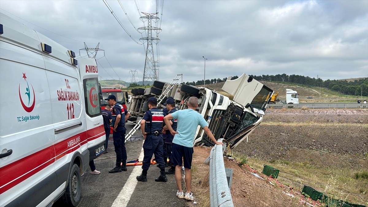  Kocaeli'nin Gebze ilçesinde devrilen karpuz yüklü tırın sürücüsü öldü, 3 kişi...