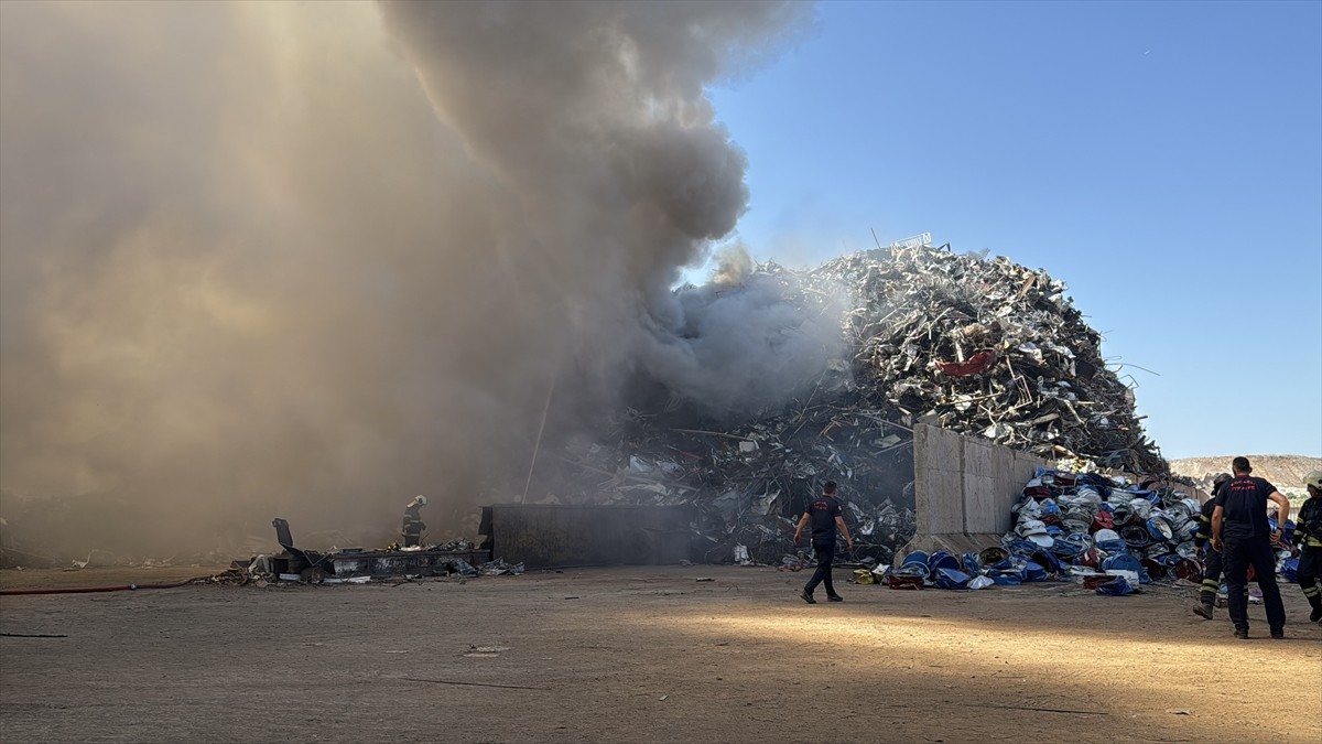 Kocaeli'nin Gebze ilçesinde hurda atık depolama sahasında çıkan yangını söndürme çalışmaları...