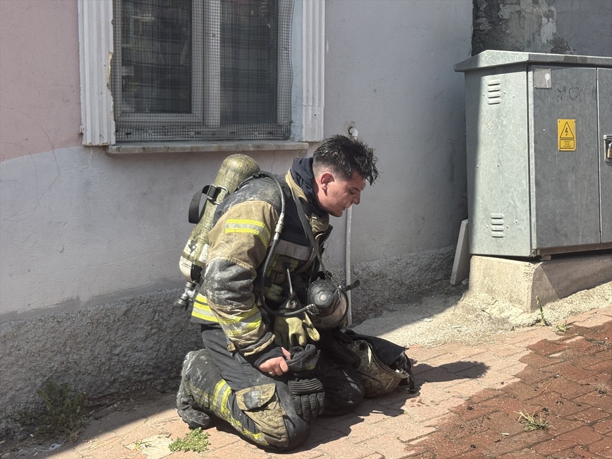 Kocaeli'nin İzmit ilçesinde 3 katlı apartmanda çıkan yangında mahsur kalan 3 kişi itfaiye...