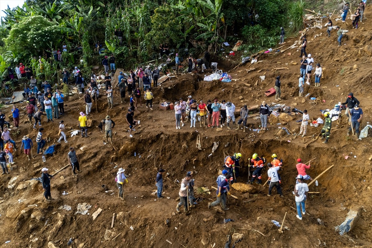 Kolombiya'nın Medellin kentinde dün şiddetli yağışların yol açtığı toprak kaymasında hayatını...