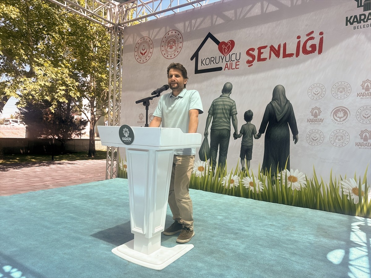 Konya'da "Koruyucu Aile Günü" kapsamında düzenlenen şenlikte, kentte yaşayan koruyucu aileler ve...