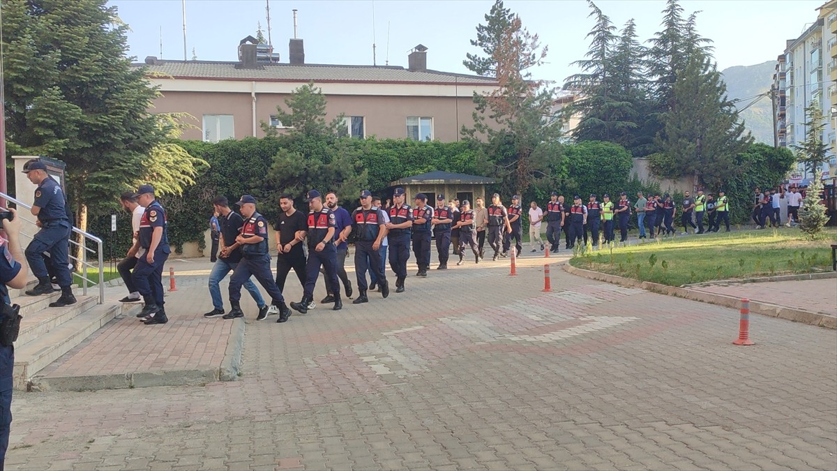 Konya merkezli düzenlenen nitelikli dolandırıcılık operasyonunda gözaltına alınan 34 şüpheliden...
