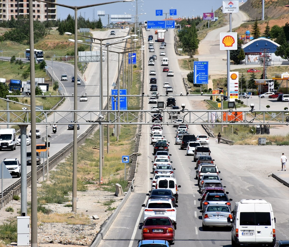 Kurban Bayramı'nı memleketlerinde geçirmek için yola çıkan sürücüler, "kilit kavşak" olarak...