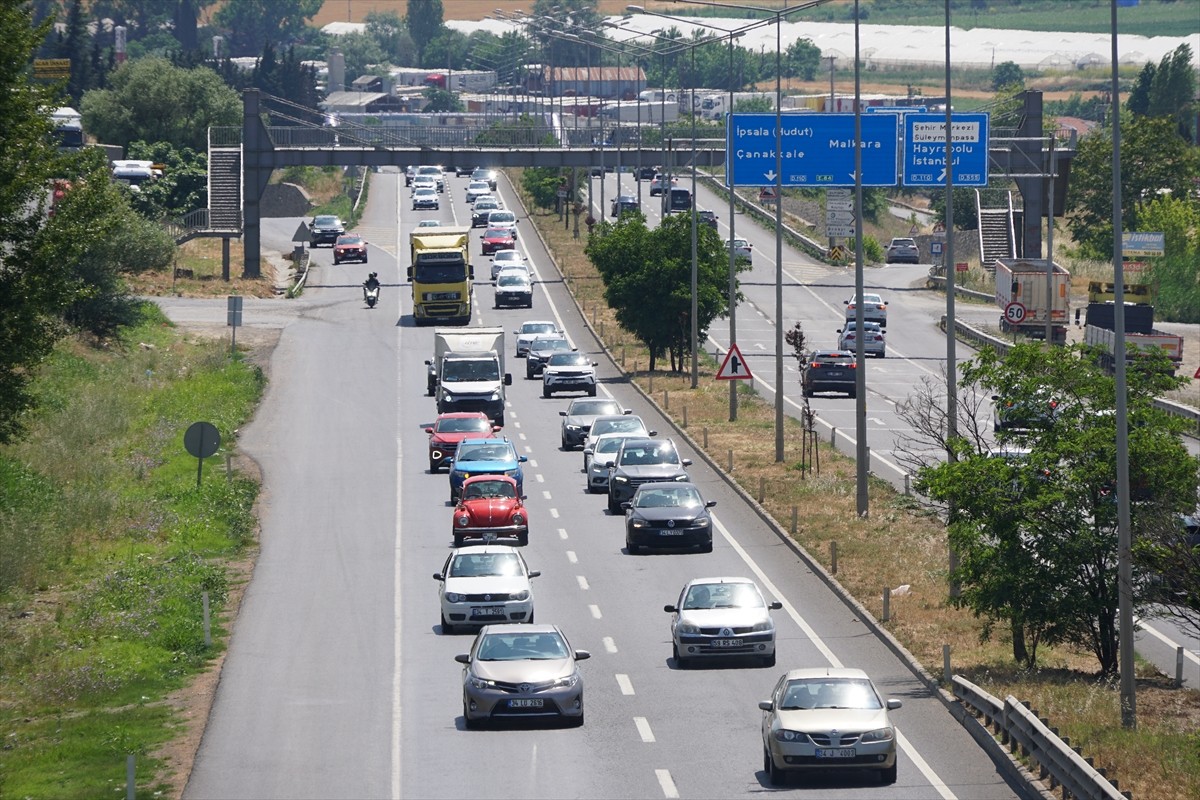 Kurban Bayramı'nı memleketlerinde ya da tatil beldelerinde geçirenlerin dönüşe geçmesiyle...