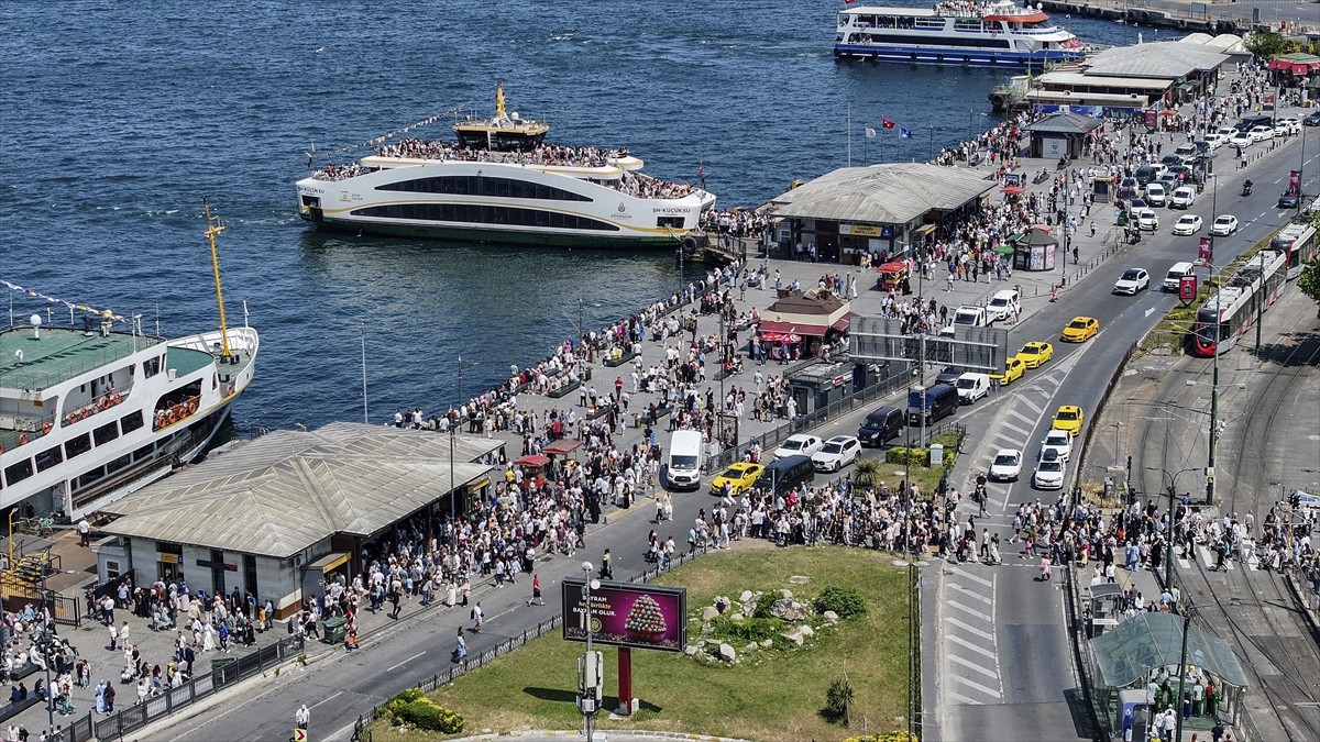 Kurban Bayramı'nın üçüncü gününde kentin tarihi ve turistik yerlerini gezen ziyaretçiler, tarihi...