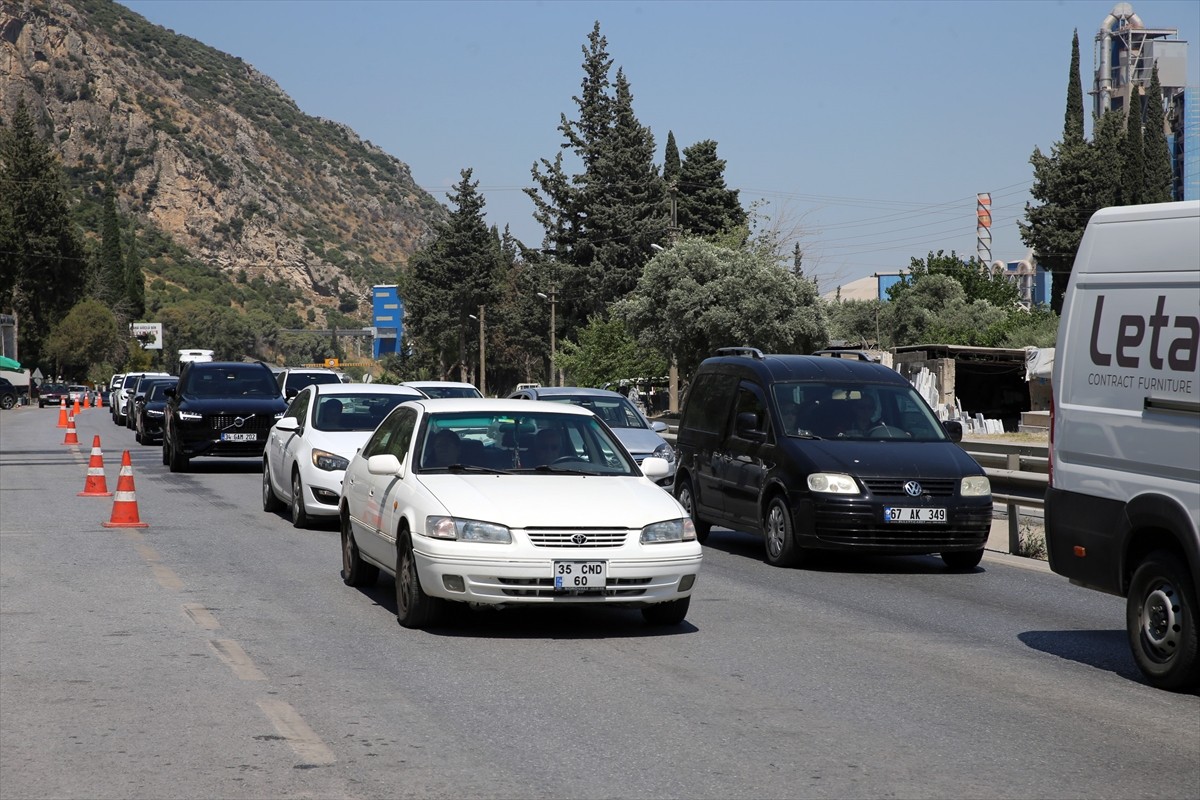 Kurban Bayramı tatili dolayısıyla Aydın ve Muğla'daki turizm merkezlerine gidecek sürücüler...