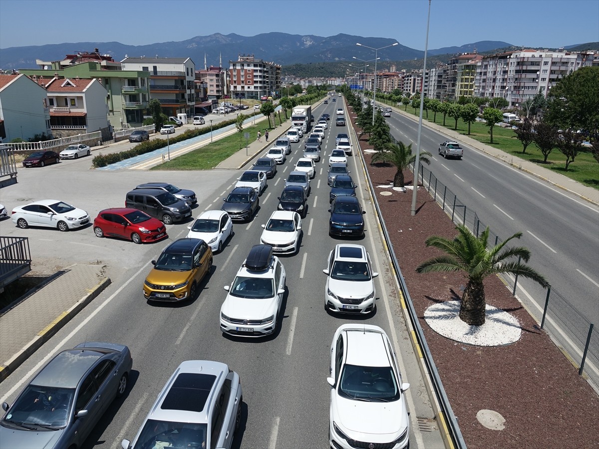 Kurban Bayramı tatilini Edremit Körfezi'nde geçirenlerin dönüş yolculuğu, kara yollarında...