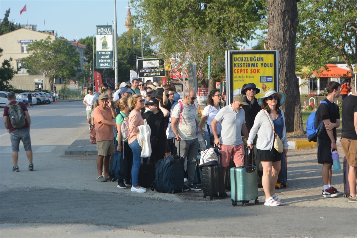 Kurban Bayramı tatilini Ege Denizi'ndeki Midilli Adası'nda geçirmek isteyenler, Balıkesir'in...