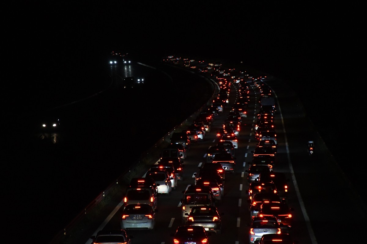 Kurban Bayramı tatilini memleketlerinde veya tatil bölgelerinde geçirenlerin dönüş yolculuğu...