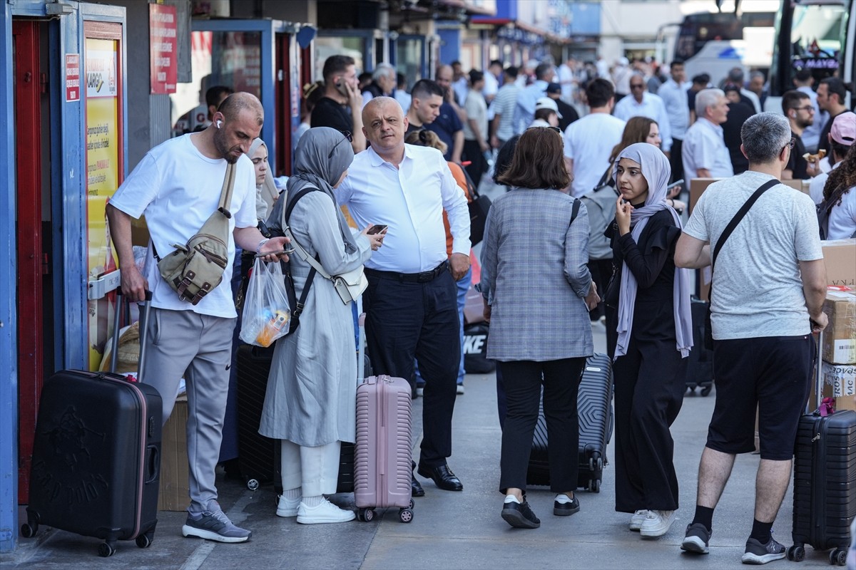 Kurban Bayramı tatilini şehir dışında geçirmek isteyenler Esenler'deki Büyük İstanbul Otogarı'nda...