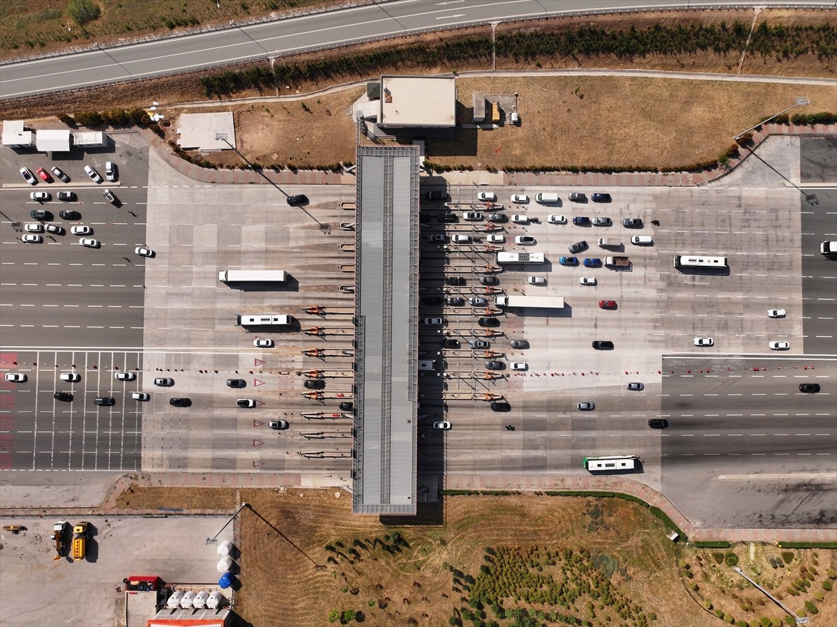 Kurban Bayramı tatilinin 4'üncü gününde İstanbul-İzmir Otoyolu'nun Bursa kesiminde akıcı yoğunluk...