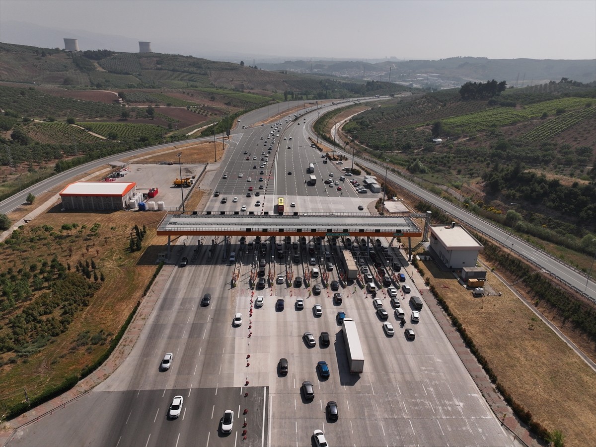 Kurban Bayramı tatilinin 4'üncü gününde İstanbul-İzmir Otoyolu'nun Bursa kesiminde akıcı yoğunluk...