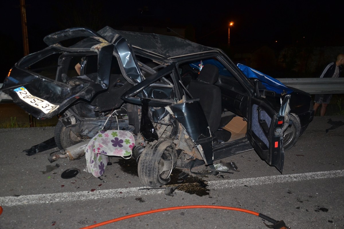 Kütahya'nın Tavşanlı ilçesinde minibüs ile otomobilin çarpışması sonucu 1 kişi öldü, biri ağır 3...