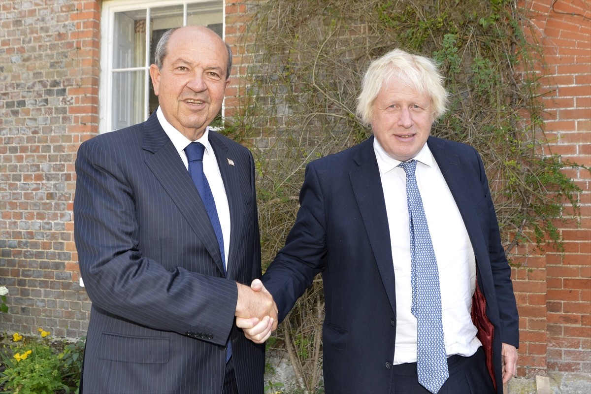 Kuzey Kıbrıs Türk Cumhuriyeti (KKTC) Cumhurbaşkanı Ersin Tatar'ın (solda), eski İngiltere...