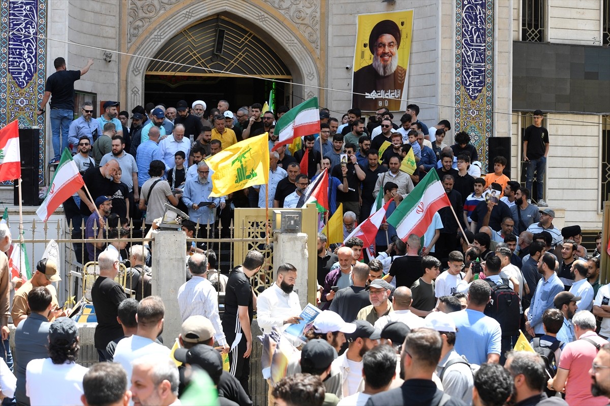 Lübnan'da Hizbullah taraftarları, İsrail ile karşılıklı saldırılara devam eden İran'a destek...