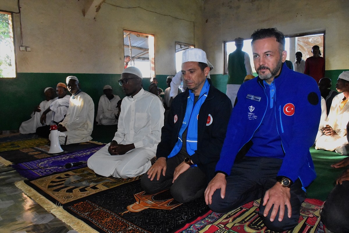 Madagaskar'da hayırseverlerin kurban bağışlarını bayram boyunca ihtiyaç sahiplerine ulaştıran TDV...
