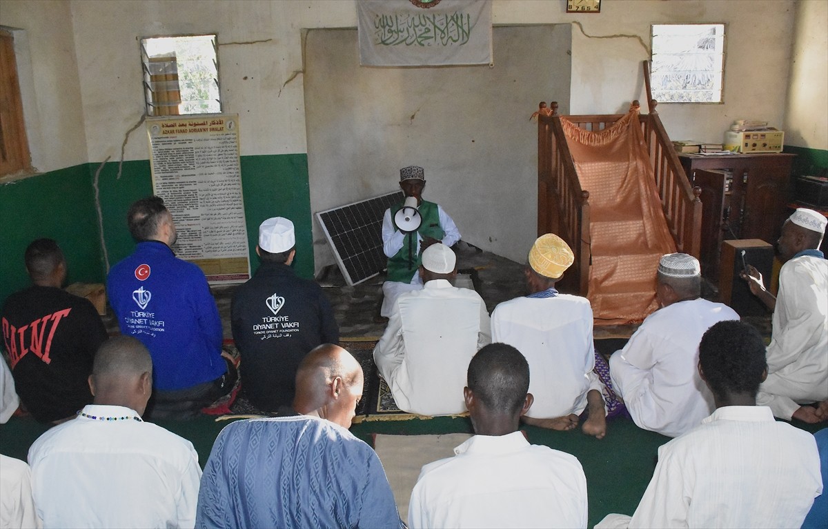Madagaskar'da hayırseverlerin kurban bağışlarını bayram boyunca ihtiyaç sahiplerine ulaştıran TDV...