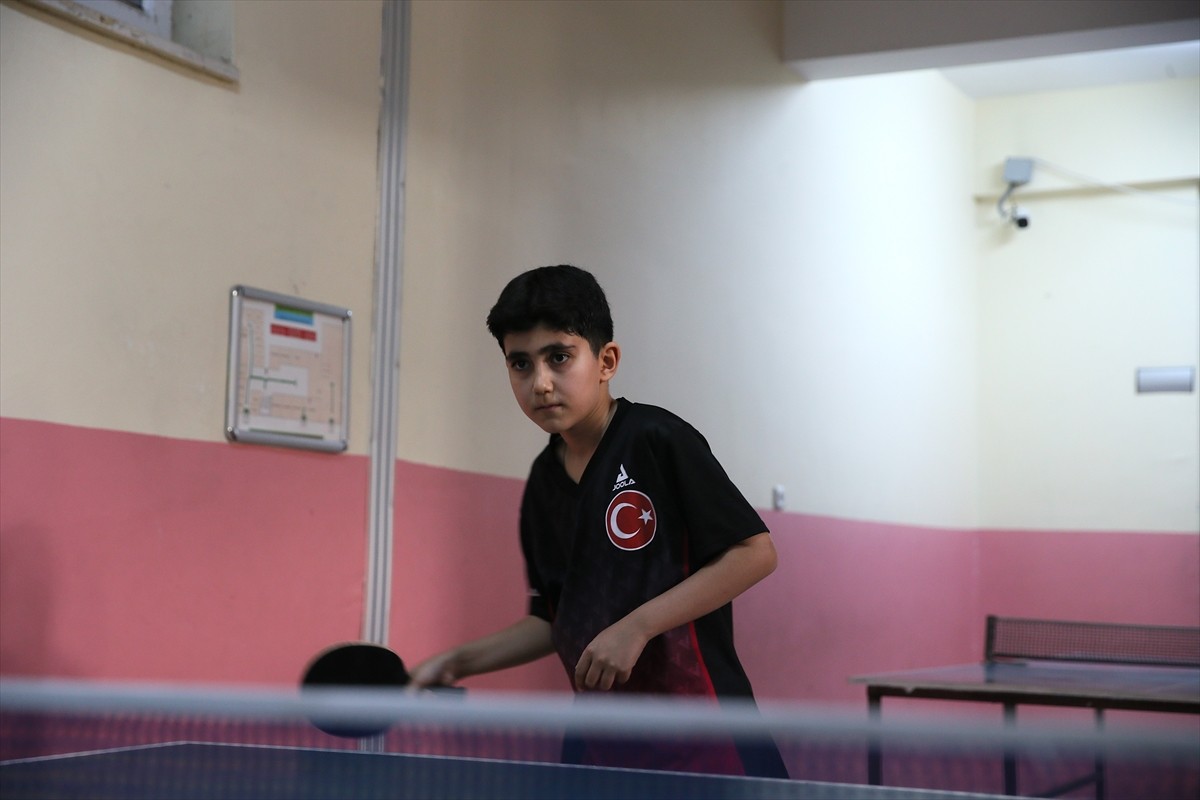 Malatya'da babasının yönlendirmesiyle 5 yaşında masa tenisine başlayan 11 yaşındaki Muhammed Emre...