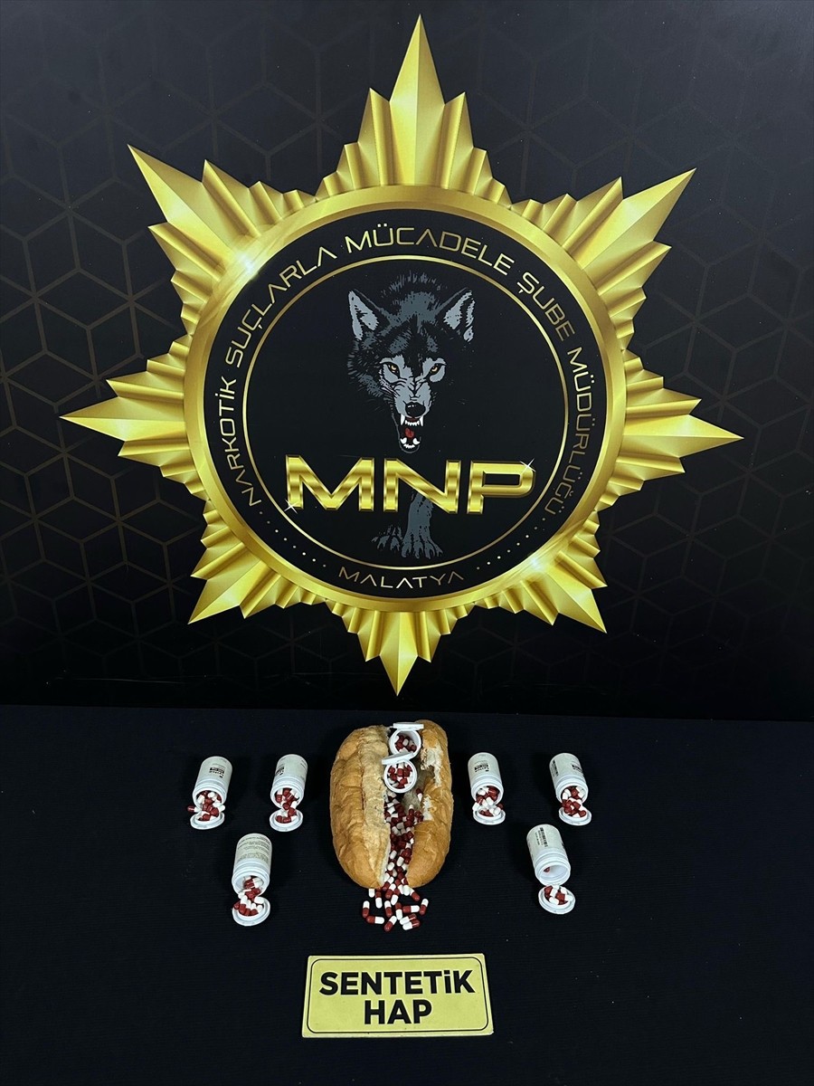  Malatya'da ekmeğin arasına uyuşturucu gizleyen 2 şüpheli gözaltına alındı. Operasyonda ekmeğin...