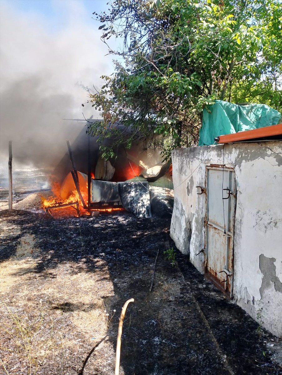  Malatya'nın Kale ilçesinde otluk alanda çıkan ve buğday tarlasına sıçrayan yangın...