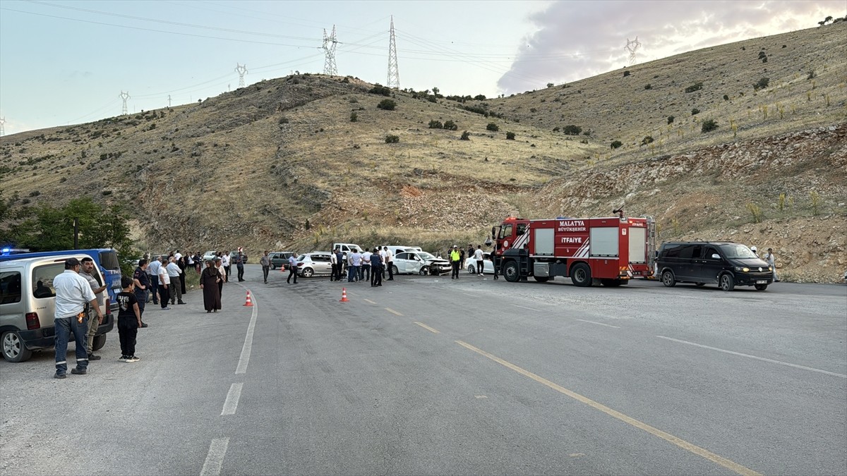  Malatya'nın Yeşilyurt ilçesinde iki otomobilin çarpışması sonucu 11 kişi yaralandı.