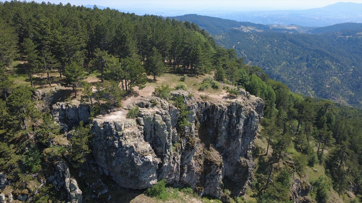 Manisa'nın Demirci ilçesindeki "Gelin Uçtu Kayalıkları" tabiat parkı olarak belirlendi.