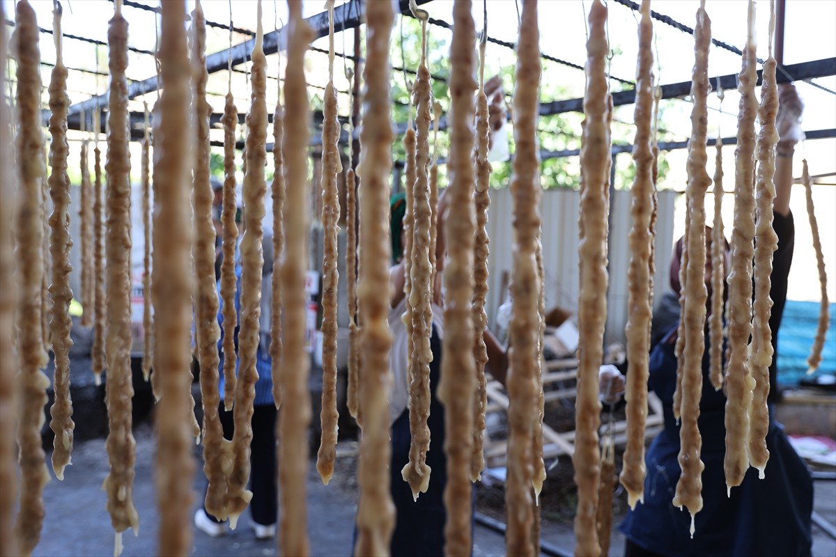 Mardin'de geleneksel yöntemlerle üzüm suyu ve cevizle hazırlanan cevizli sucuk üretimi, Kurban...