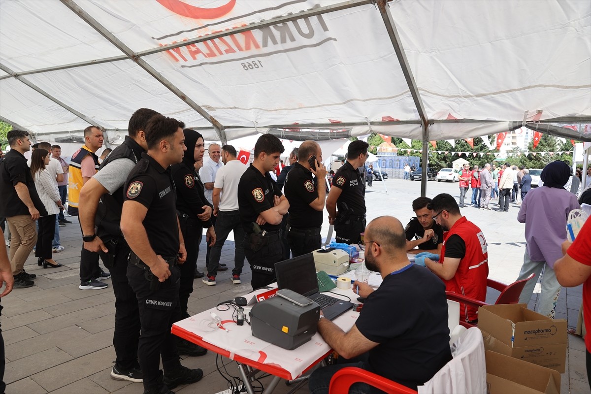 Mardin'de, Valilik ve Türk Kızılay işbirliğiyle "Birbirimize candan bağlıyız" sloganıyla bu yıl...