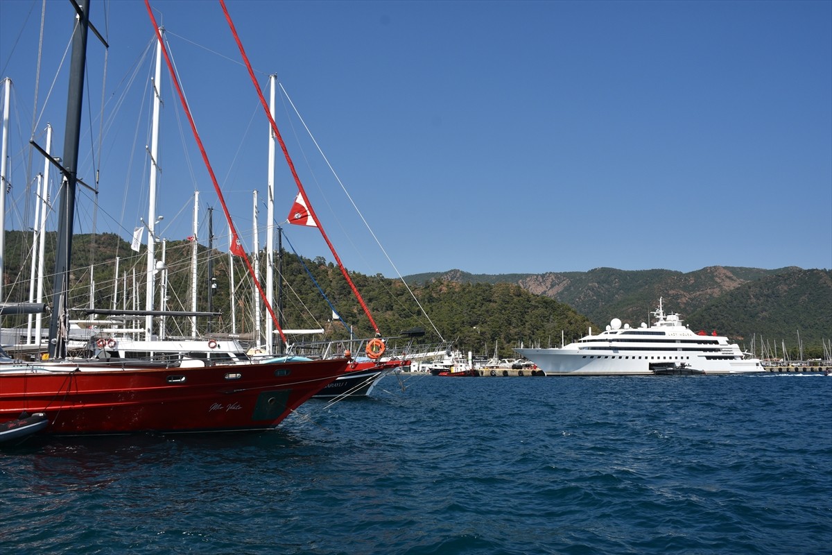 Meksikalı iş insanı Ricardo Salinas Pliego'ya ait olduğu belirtilen "Lady Moura" adlı lüks yat...