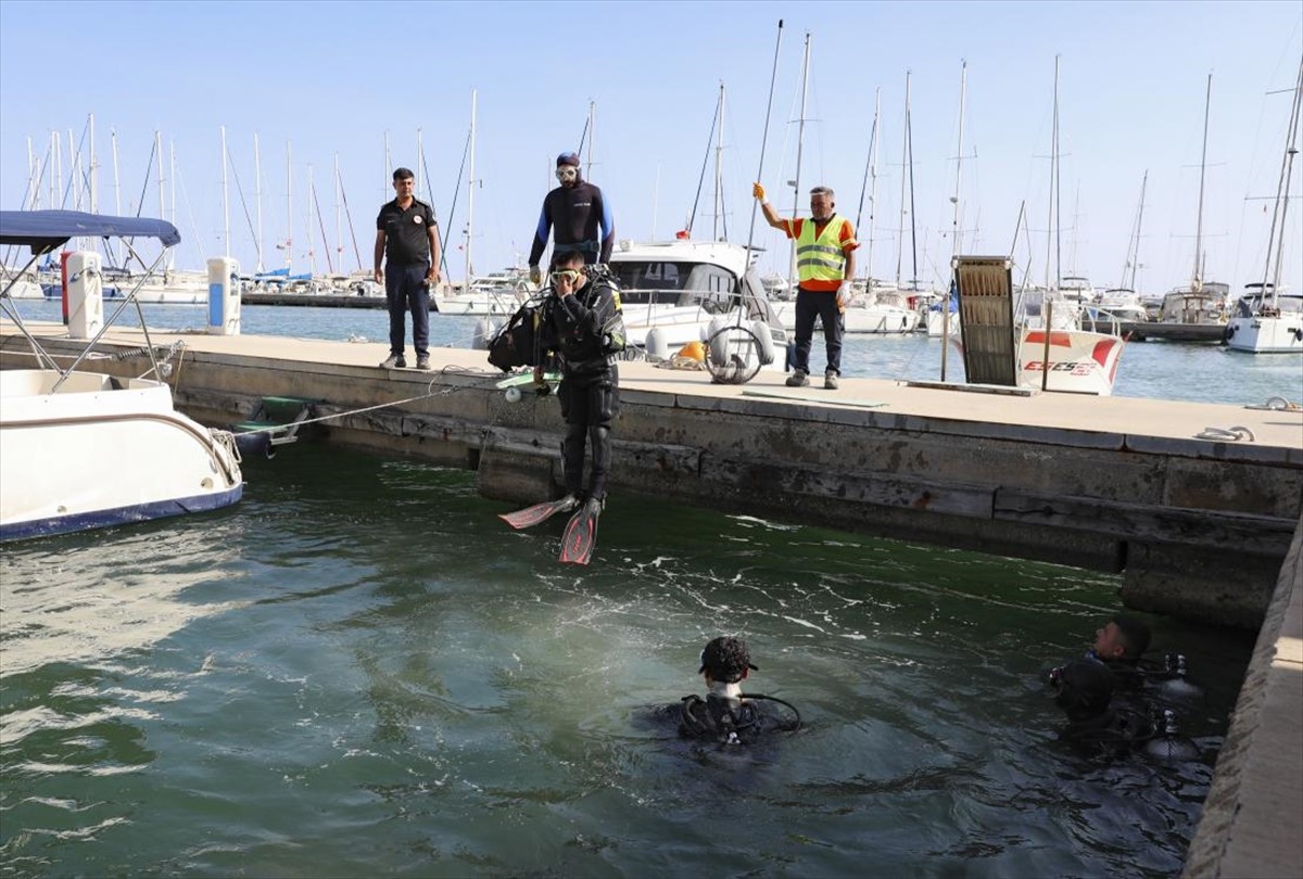 Mersin'de Çevre Haftası etkinlikleri kapsamında dalgıçlar tarafından gerçekleştirilen temizlik...