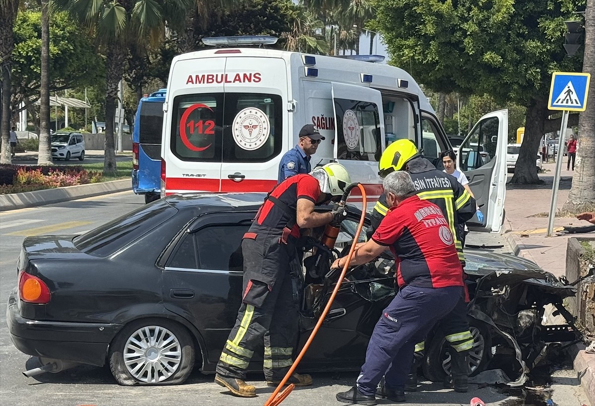 Mersin'de otomobilin iki motosiklete çarpması sonucu 5 kişi yaralandı. Trafik Denetleme Şube...