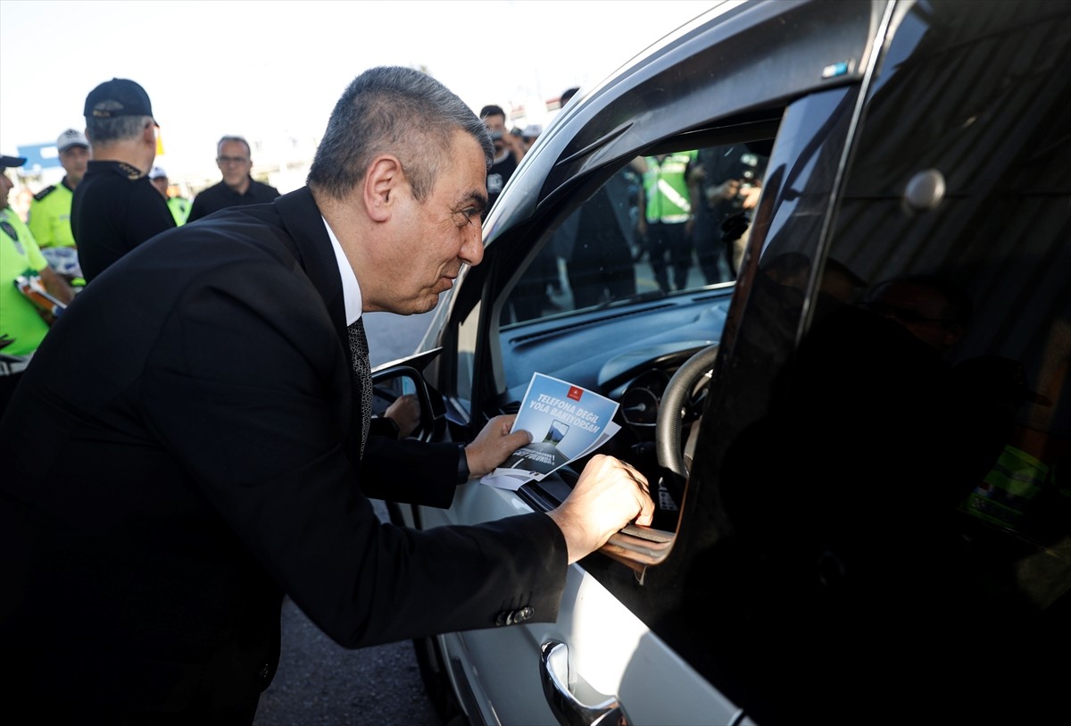 Mersin Valisi Atilla Toros, Kurban Bayramı için kente gelen sürücüleri kontrol noktasında...