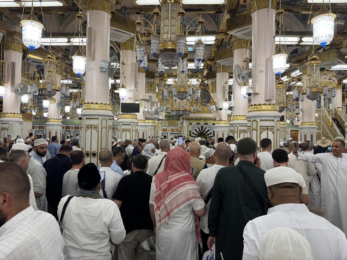 Mescid-i Nebevi'de ibadetlerine devam eden hacılar, mobil uygulama "Nusuk" üzerinden özel randevu...