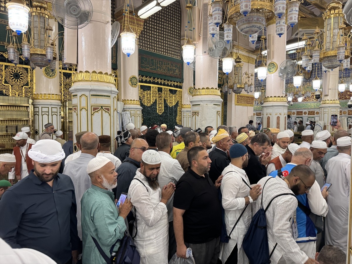 Mescid-i Nebevi'de ibadetlerine devam eden hacılar, mobil uygulama "Nusuk" üzerinden özel randevu...